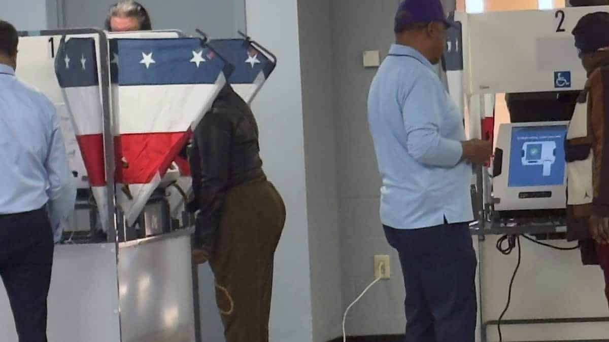 Votantes en Memphis usan máquinas de votación en centro electoral. — memphisnoticias.com