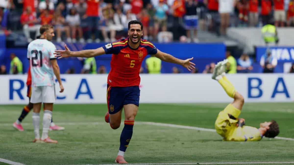 Jugador español celebra gol en partido contra Bélgica en Memphis. — memphisnoticias.com