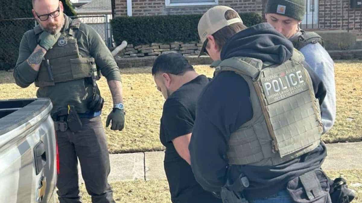 Policías arrestan a un hombre en Memphis, Tennessee, en la calle. — memphisnoticias.com