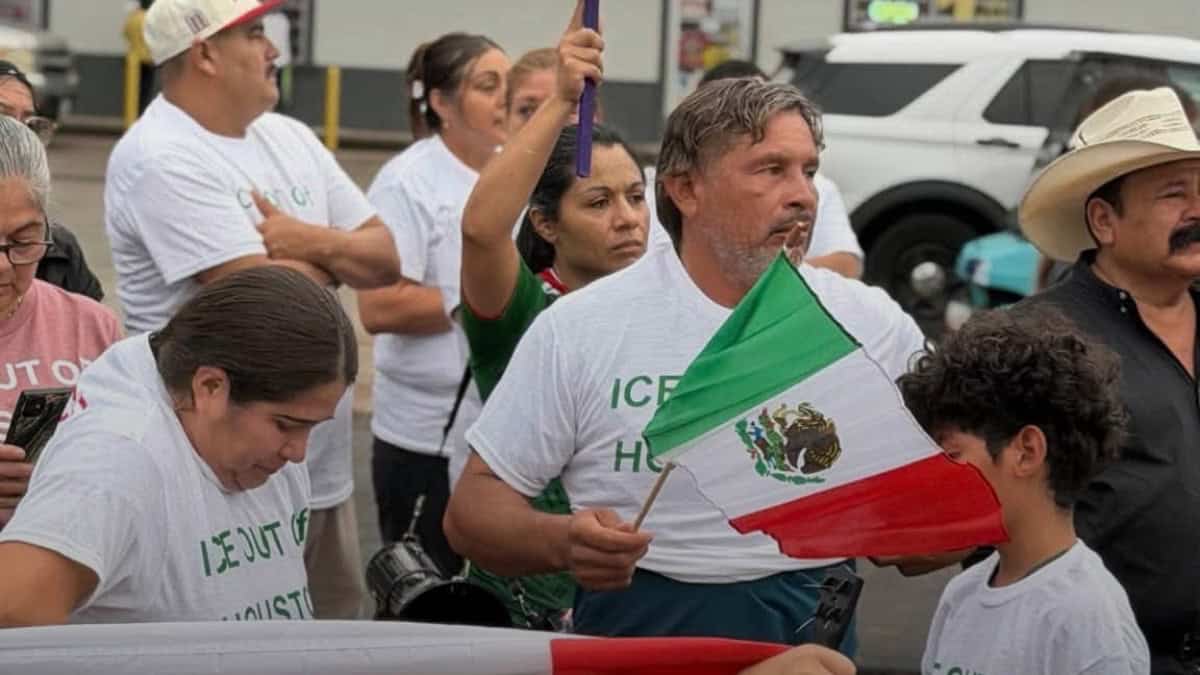 Hombre con bandera de México en una manifestación en Memphis. — memphisnoticias.com