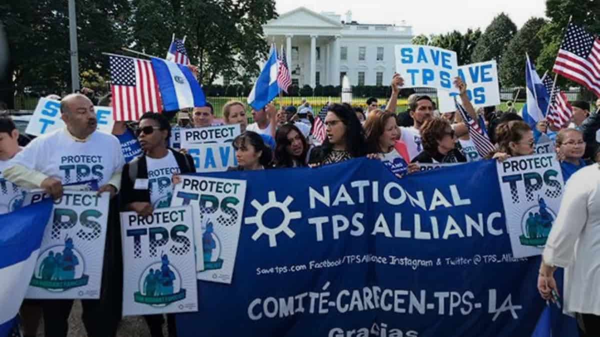 Manifestantes con carteles y banderas en protesta por el TPS en Memphis. — memphisnoticias.com
