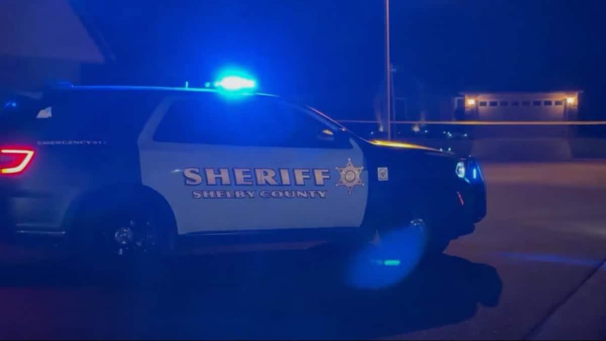 Vehículo policial de Sheriff County con luces azules encendidas. — memphisnoticias.com