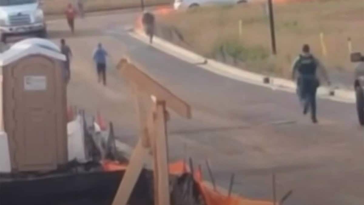 Obreros y vehículos en sitio de construcción en Franklin, Memphis. — memphisnoticias.com