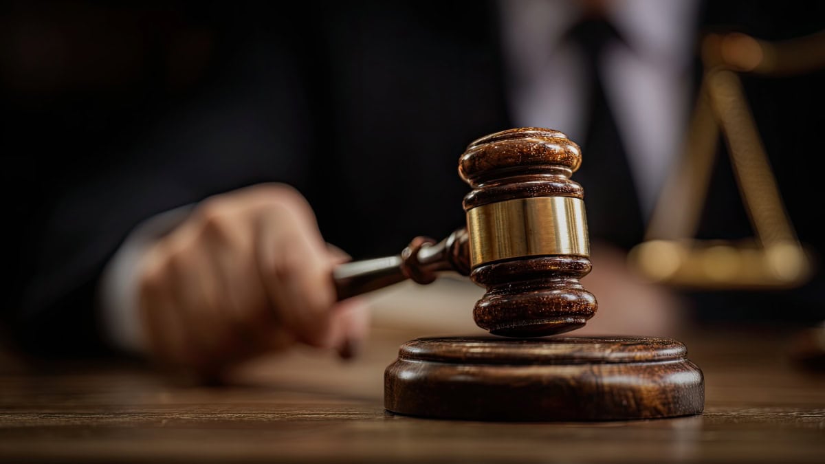 Juez con mazo en mano en sala de tribunal. — memphisnoticias.com
