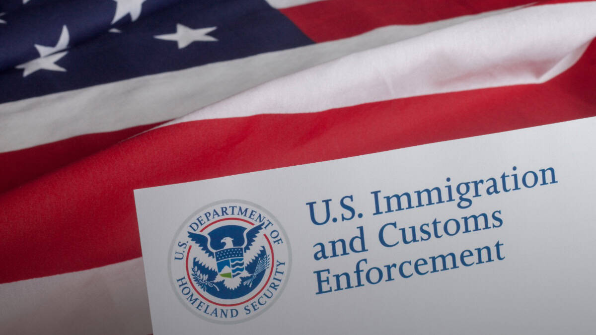 Bandera de Estados Unidos sobre la insignia de inmigración y aduanas. — memphisnoticias.com