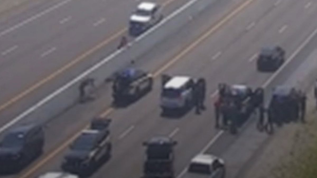 Niño es rescatado ileso tras persecución en la I-40; sospechoso de secuestro murió en enfrentamiento con la policía.