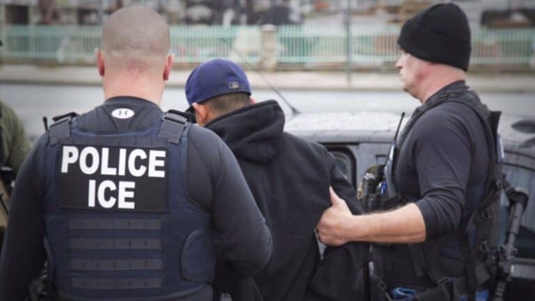 Tribunal frena política de Trump que permitía detener inmigrantes sin derecho a fianza