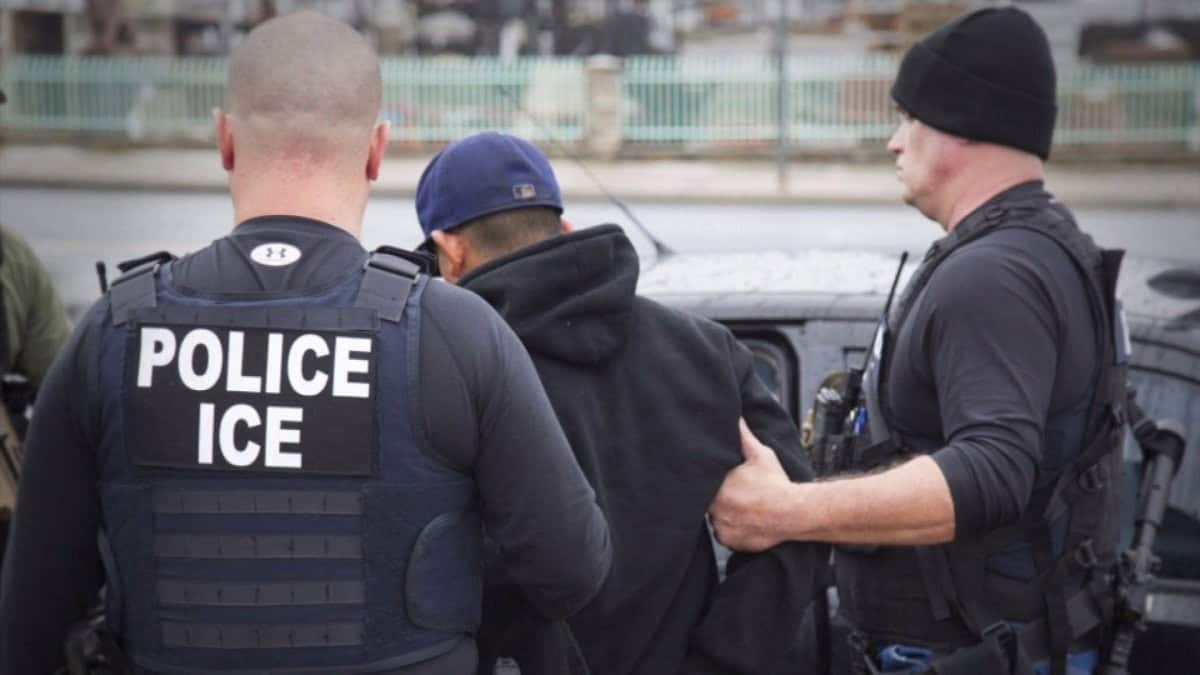 Agentes de ICE arrestan a un inmigrante en Memphis, Tennessee. — memphisnoticias.com