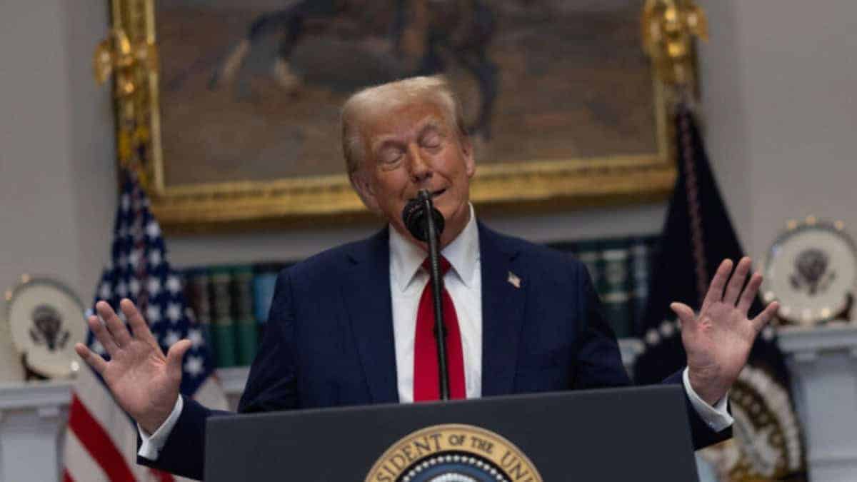 Donald Trump en conferencia en la Casa Blanca, con las manos levantadas. — memphisnoticias.com
