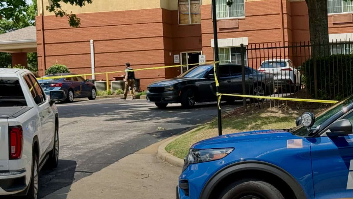 Agentes y vehículos policiales en escena de tiroteo en hotel en East Memphis. — memphisnoticias.com