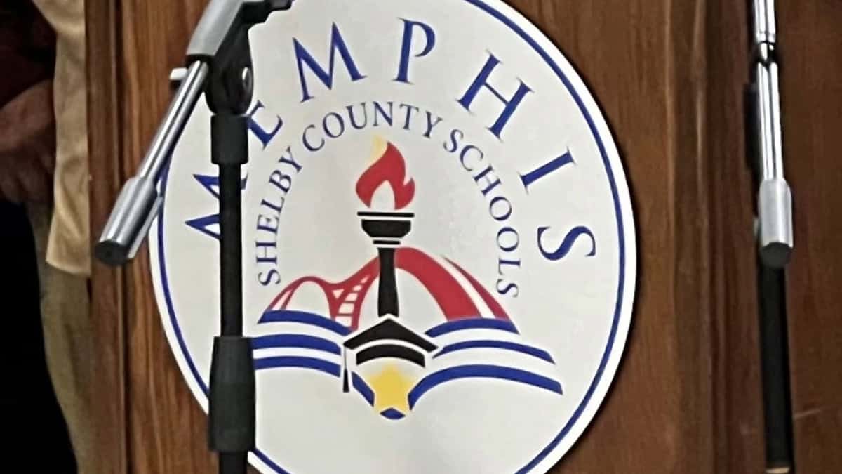 Logotipo de Shelby County Schools en una pared de madera. — memphisnoticias.com