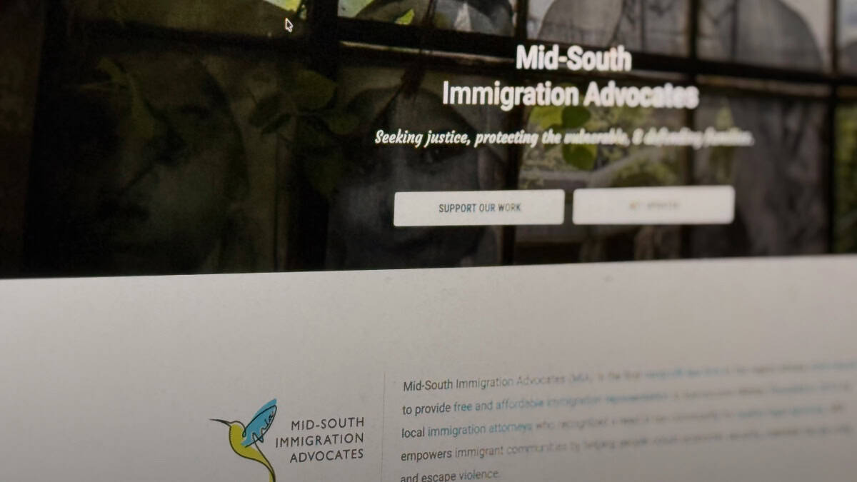 Cartel de Mid-South Immigration Advocates en una ventana. — memphisnoticias.com