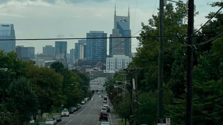 Tennessee convierte en felonía dormir en la calle, primer arresto en Nashville