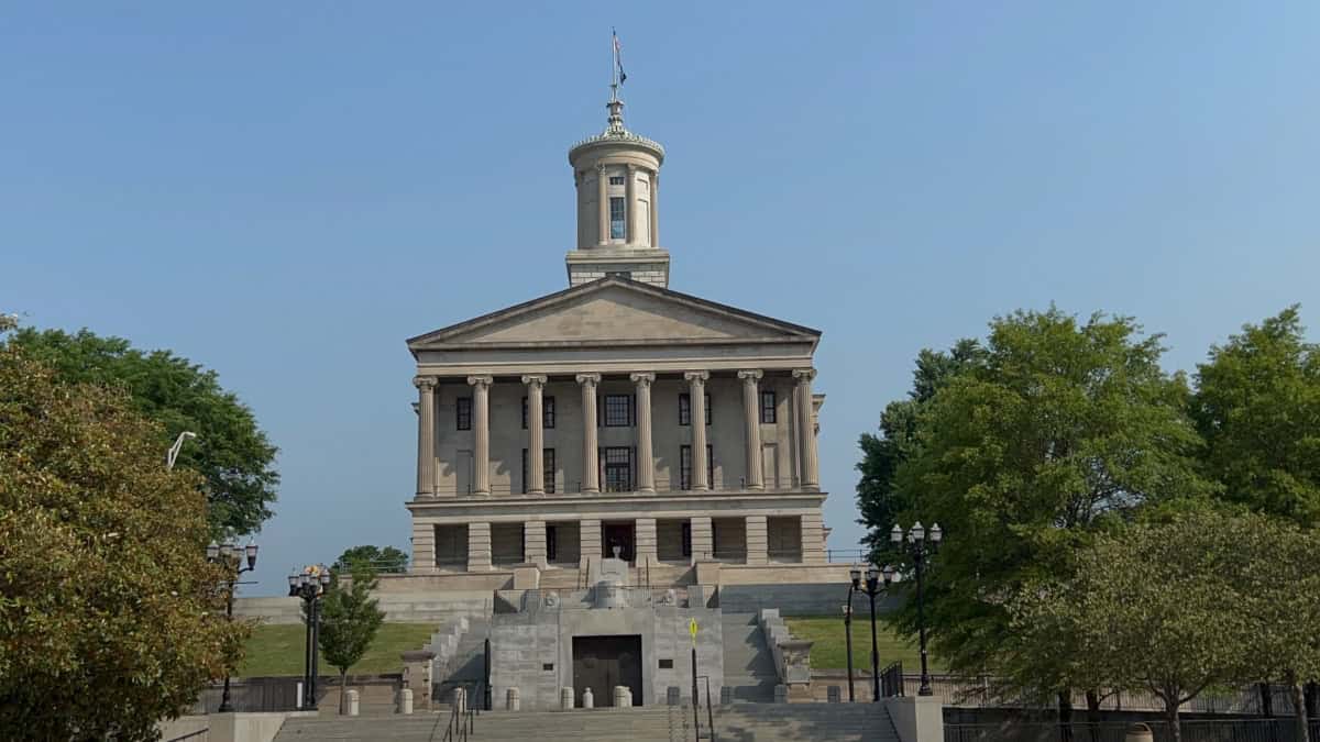 Edificio del ayuntamiento de Memphis con columnas y bandera en la cima. — memphisnoticias.com