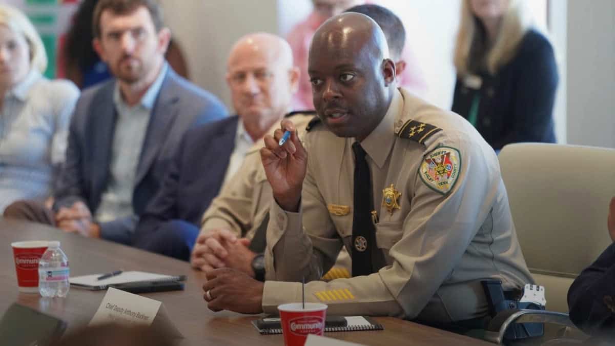 Oficial de policía en reunión en Memphis, Tennessee. — memphisnoticias.com