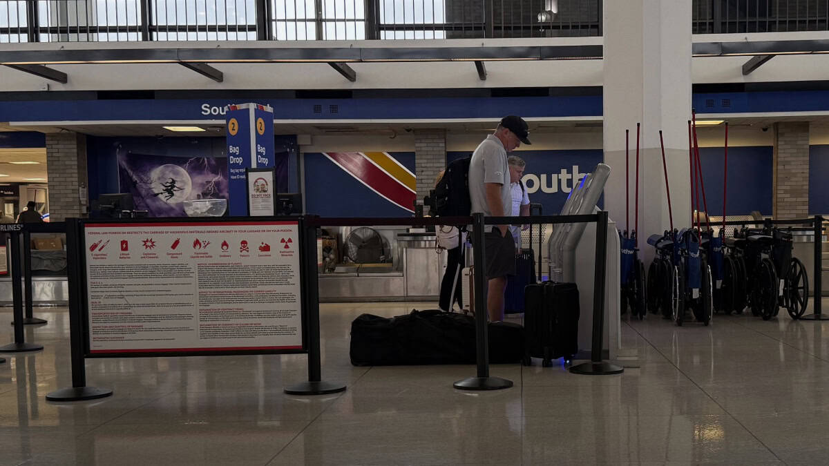 Persona con mochila y maleta en aeropuerto de Memphis. — memphisnoticias.com