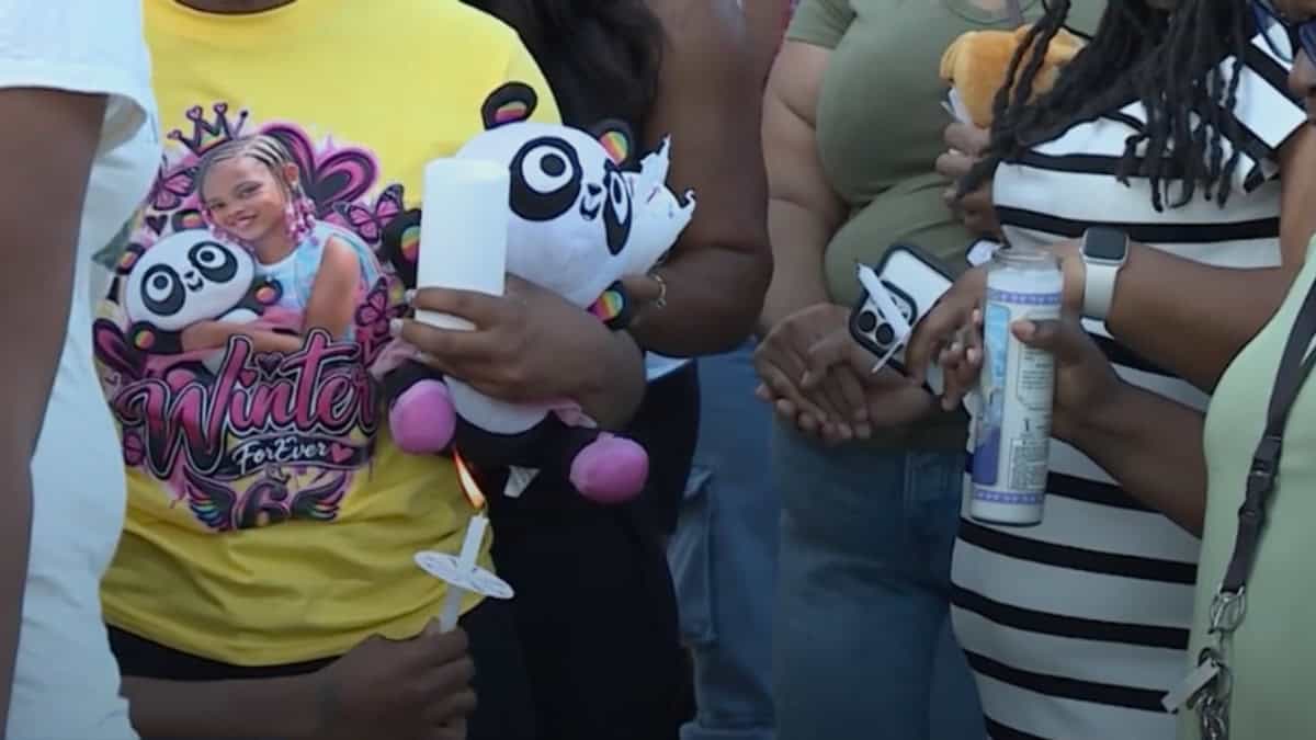Niña sostiene peluche de panda en vigilia en Cordova. — memphisnoticias.com