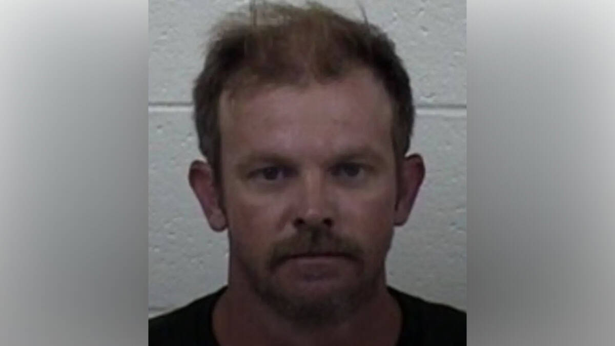 Hombre con barba y cabello rizado en una imagen de ficha policial. — memphisnoticias.com