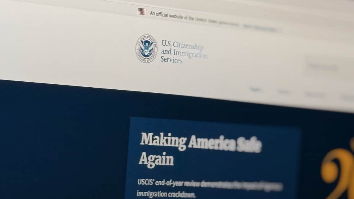 USCIS podrá obligar a inmigrantes a tramitar documentos solo por internet