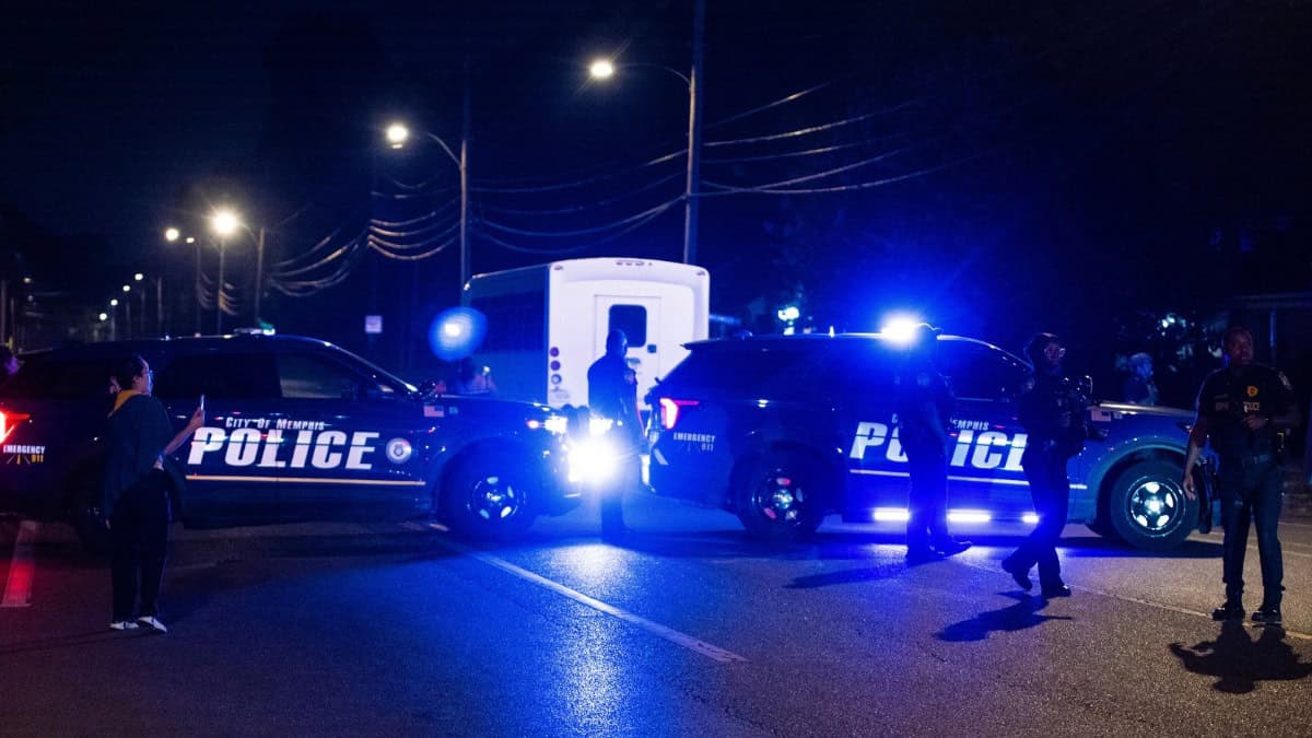 Memphis Reduce El Crimen, Pero El Balance Federal Deja Preguntas Sobre Los 121 Arrestos De El Corralón At Memphis Noticias | 5 Agentes de policía y vehículos en operativo en la calle de memphis. — memphisnoticias. Com