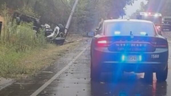 Camión volcado y cables caídos tras un accidente en houston levee road