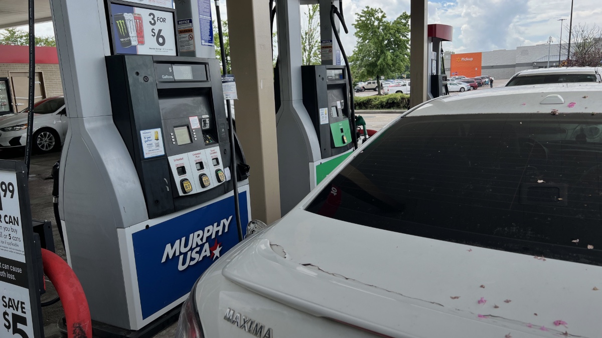 Gasolinera en Estados Unidos durante Labor Day, con precios elevados en los surtidores, mientras el costo promedio nacional de la gasolina alcanza un récord de $4.15 por galón debido a la presión del mercado petrolero y el conflicto en Medio Oriente.
