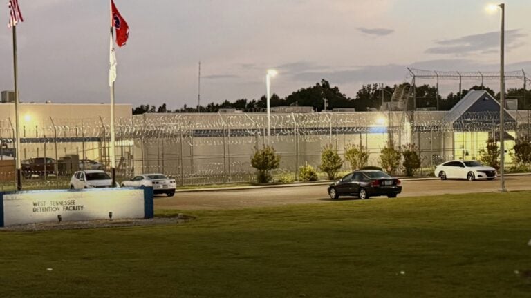 Estados buscan inspeccionar centros de detención de ice mientras crece la disputa sobre quién puede supervisarlos
