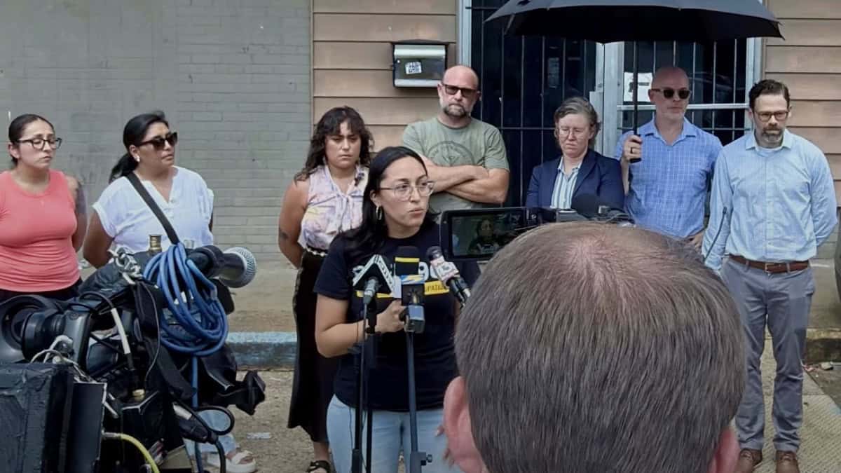 Gisela Guerrero habla durante conferencia de prensa para dar una actualización sobre el operativo del 30 de agosto en Memphis que culminó con el arresto de más de 120 personas.
