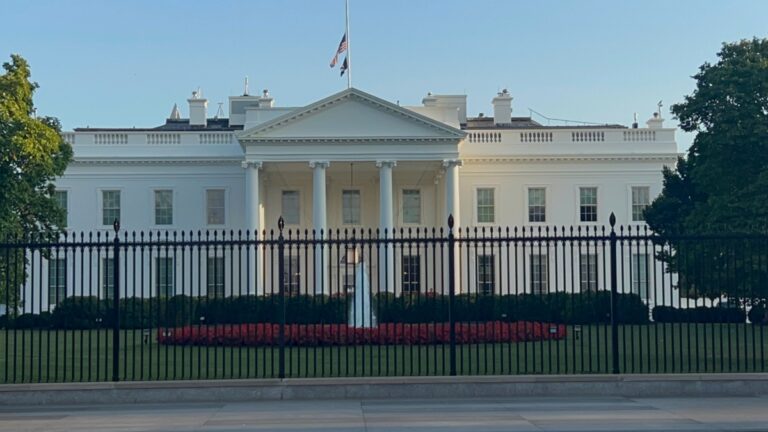 Periodistas de cnn, ms now y politico son rechazados en la casa blanca tras veto de trump