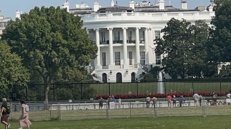 Cnn, ms now y politico demandan a trump tras ser expulsados de la cobertura de la casa blanca