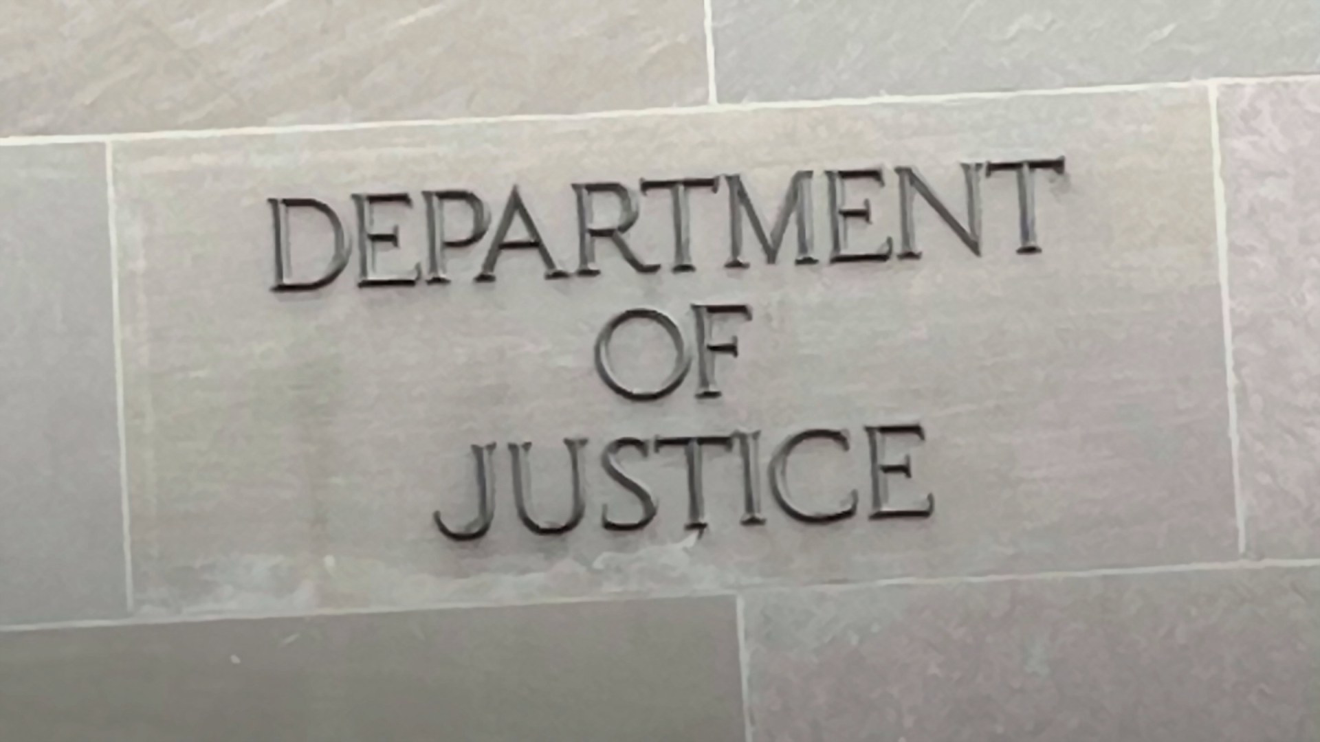 Trump Amenaza Con Quitar Fondos Federales A Estados Que No Reporten A Inmigrantes Indocumentados At Memphis Noticias | 6 Cartel en la pared del departamento de justicia en memphis. — memphisnoticias. Com