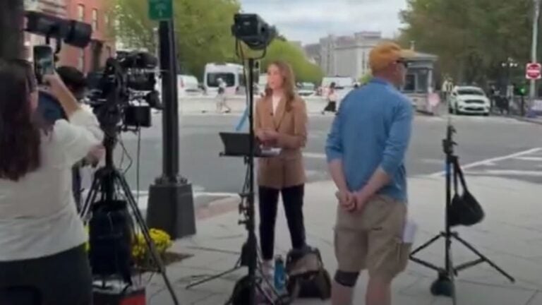Juez frena veto de trump a medios; sigue la disputa por la libertad de prensa