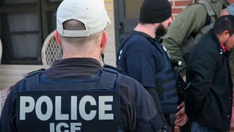 Arrestos y detenciones de inmigrantes se disparan en tennessee bajo trump