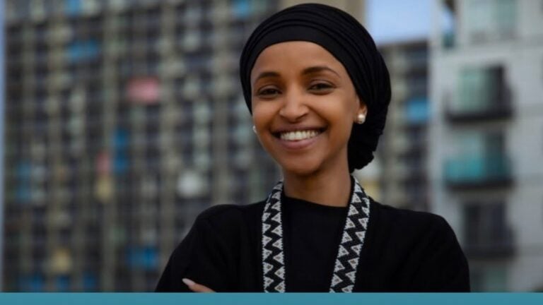 Ilhan omar denuncia persecución política tras registro de su casa