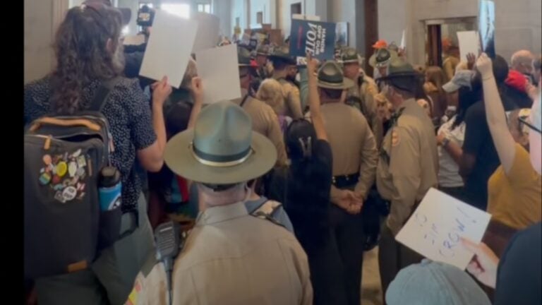Juez mantiene vigente ley de tennessee sobre inmigrantes, pero cuestiona cómo el estado pretende aplicarla