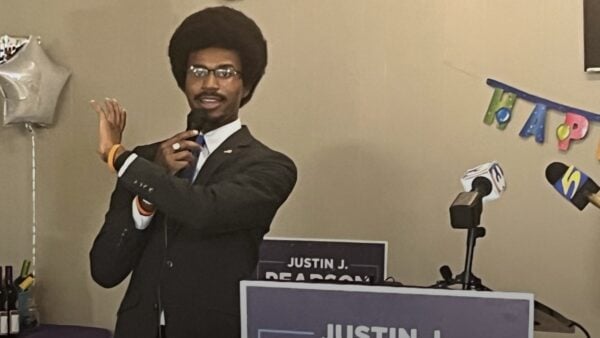 Justin pearson demanda a memphis por veto a reuniones del concejo y denuncia violación a la libertad de expresión