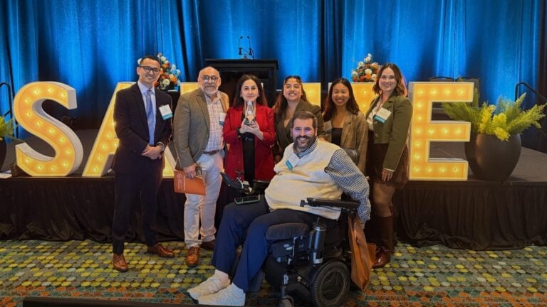Tirrc recibe premio por defender la educación pública para todos los niños en tennessee