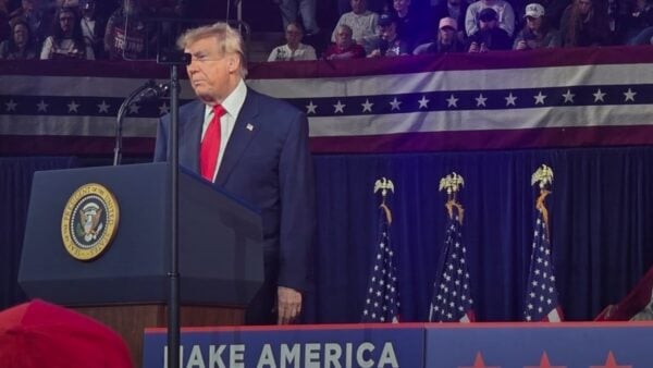 Trump presenta operativo en memphis como logro en mitin electoral