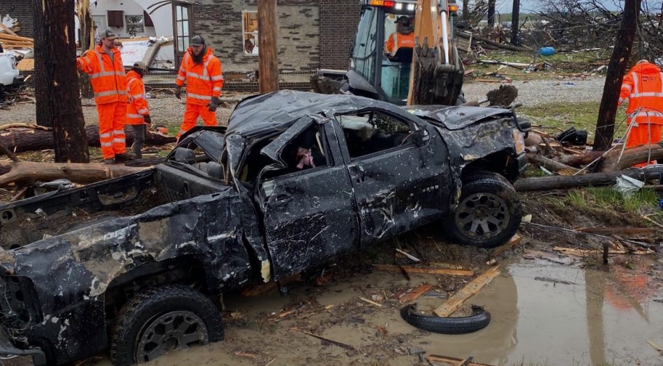 Cuadrillas de ARDOT retiran escombros de un vehículo destruido en Lake City, Arkansas, tras el tornado del 2 de abril de 2025