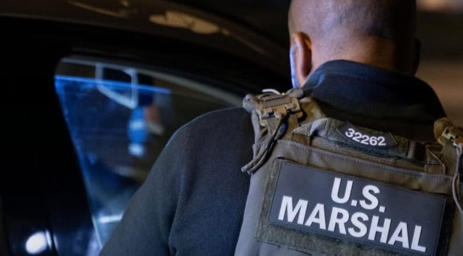 Agente de U.S. Marshals Service durante parada de tráfico