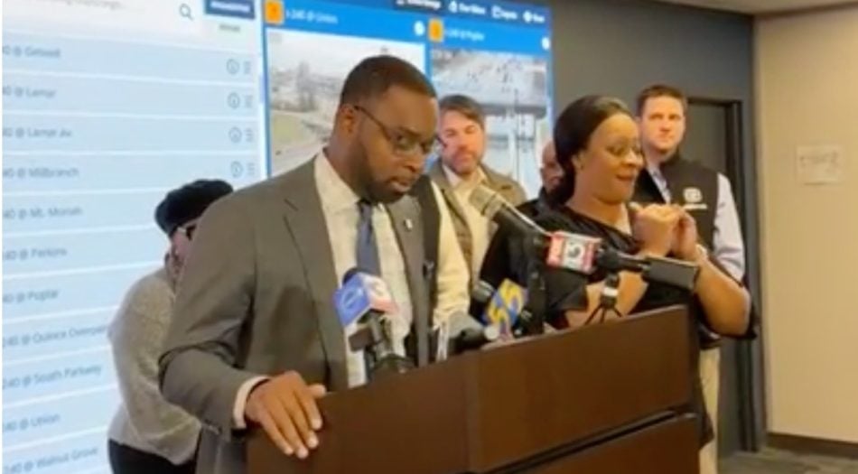 Alcalde de Memphis Paul Young en conferencia de prensa