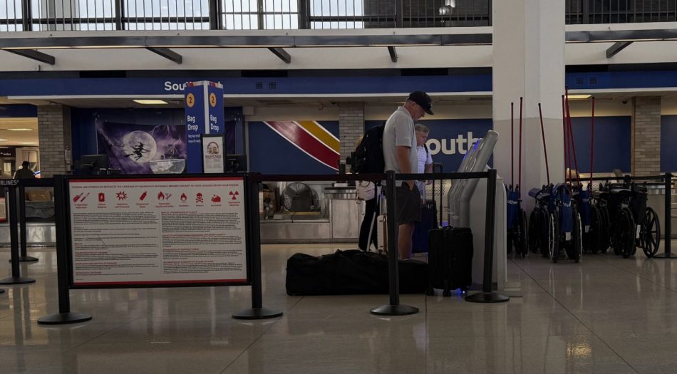 Arrestos de inmigrantes en aeropuertos de EE.UU. aumentan hasta 40 por día, según informe