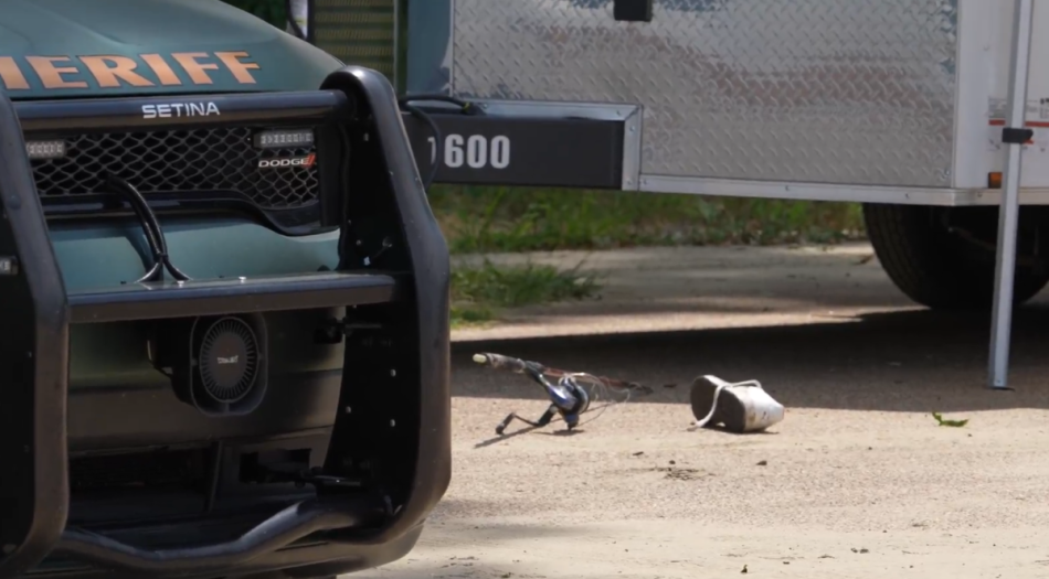 Articulos sobre el suelo durante busqueda de hombres desaparecidos en Mississippi River Memphis Tennessee Julio 23 2025