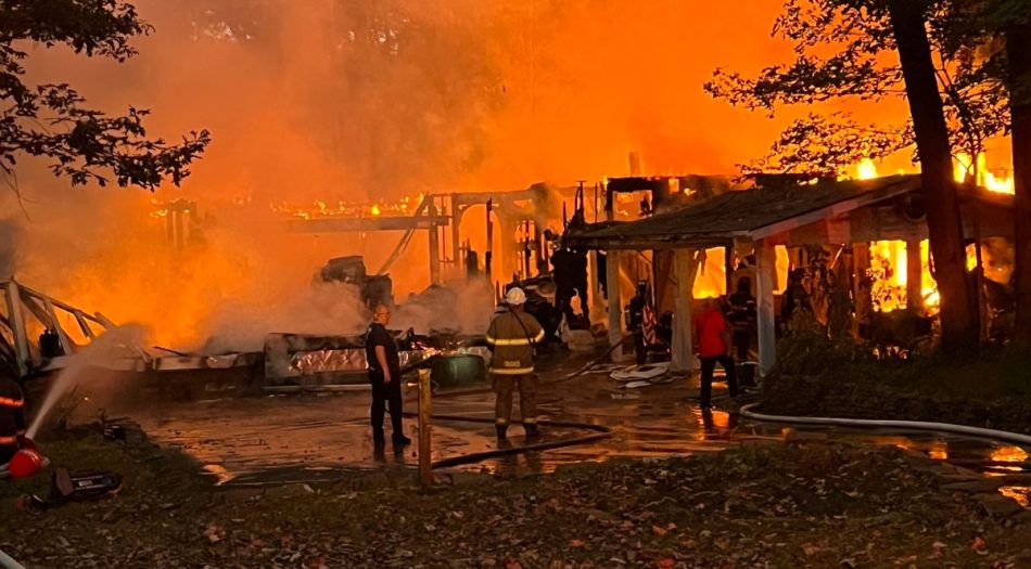 Bomberos del Shelby County y Millington trabajan para apagar fuego en North Watkins Memphis TN