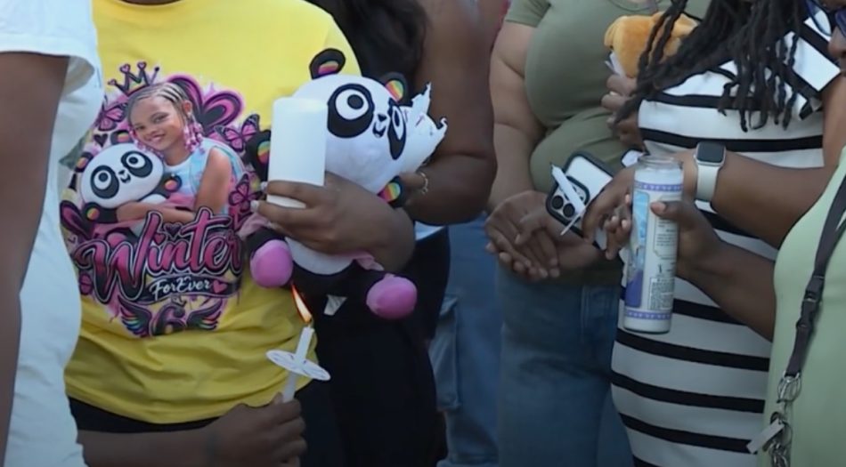 Comunidad recuerda a niña de 6 años durante emotiva vigilia en Cordova