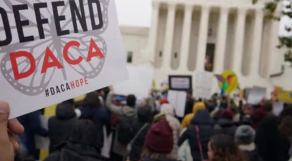 Demandan al gobierno de Trump por retrasos en renovaciones de DACA