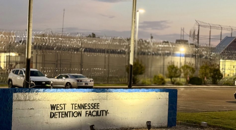 Estudiante de Memphis Business Academy sostiene cartel pidiendo justicia por Yasser en Memphis-1-11