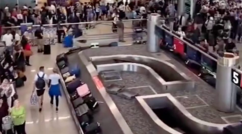 Estudiante de Memphis Business Academy sostiene cartel pidiendo justicia por Yasser en Memphis-1-17