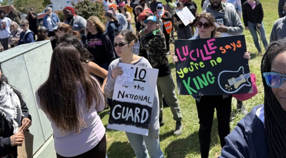 Estudiante de Memphis Business Academy sostiene cartel pidiendo justicia por Yasser en Memphis-1-19