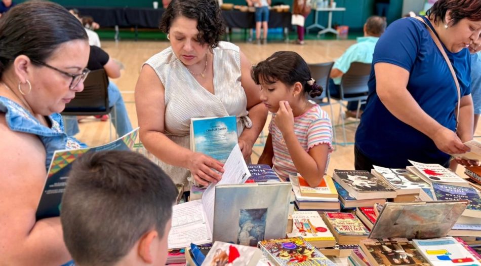 Estudiante de Memphis Business Academy sostiene cartel pidiendo justicia por Yasser en Memphis-1-2